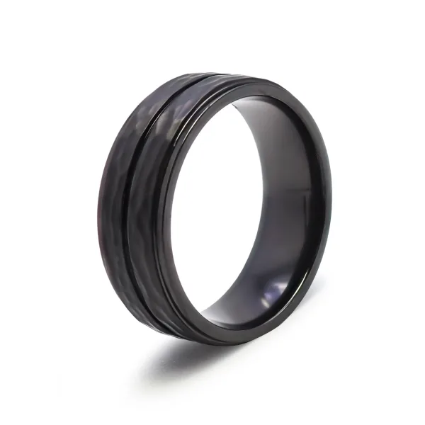 Bague en black zirconium - effet martelé - finition polie et brossé...
